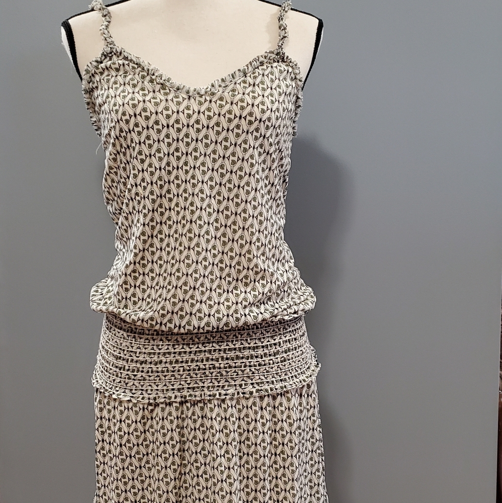 Max Edition Green Pattern Mini Dress w/Ruffle neckline & smock waist. Small